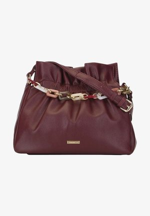 Sac à main en cuir bordeaux avec un haut froncé, des accents en chaîne dorée et une bandoulière amovible. Présente une plaque logo à l'avant.