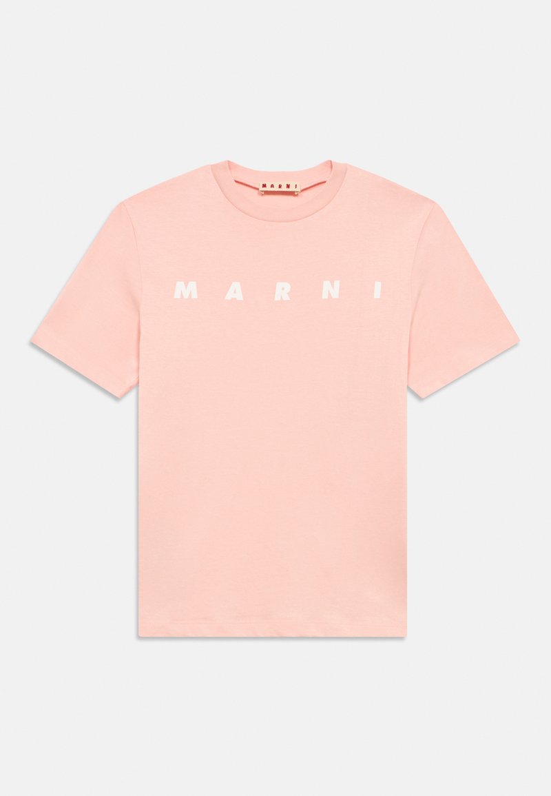 Tricou roz din bumbac, cu litere mari și îndrăznețe albe ce formează cuvântul "MARNI" pe piept. De ceafă rotundă clasică și mâneci scurte.
