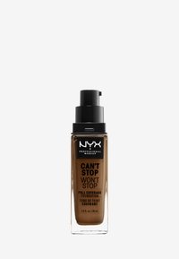 NYX Can't Stop Won't Stop Full Coverage Foundation in einer klaren Glasflasche. Schwarzer Pumpverschluss mit schwarz-weißer Markenkennzeichnung auf der Vorderseite.