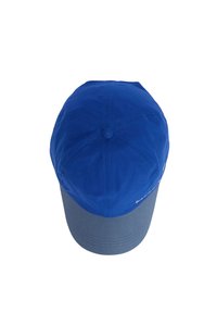 Μπλε μπέιζμπολ καπέλο με μπλε κορώνα και μια ελαφρώς πιο σκούρα μπλε κυρτή γείσο, το οποίο φαίνεται από πάνω σε λευκό φόντο.