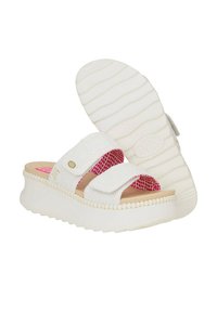 Infradito bianchi con due cinturini regolabili, caratterizzati da intagli floreali e rivestimento in stampa pitone rosa. Soletta spessa con fondo texturizzato.