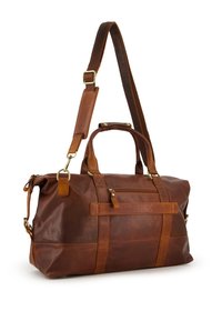 Sac de voyage en cuir marron avec une texture lisse, des poignées robustes et une bandoulière ajustable. Il dispose d'une poche zippée à l'avant et de coutures d'accent.