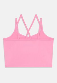 Różowy crop top o gładkiej fakturze, z krzyżującymi się ramiączkami z tyłu. Prosty fason bez wzorów i dodatkowych akcentów.