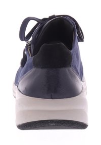 Marineblaue Wildleder- und Lederschuhe mit einer strukturierten schwarzen Ferse, weißer gepolsterter Sohle und Schnürsenkeln. Besitzt einen Reißverschluss an der Seite.