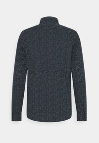 Camicia a maniche lunghe di un blu scuro con un piccolo motivo a pois bianchi, design con colletto, polsini abbottonati e vestibilità slim. Texture liscia senza loghi visibili.