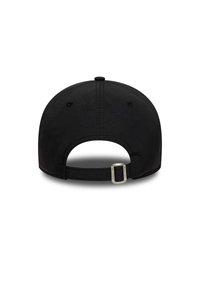 Schwarze Baseballmütze mit runder Form, verstellbarem Riemen hinten und Belüftungsösen. Hergestellt aus einem Stoff mit glatter Textur.
