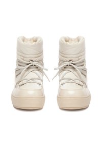 Bílé vysoké tenisky s lesklou lakovanou kůží a prošívaným textilním svrškem. Světlé šedé tkaničky a gumová podrážka, s polstrovaným límcem.
