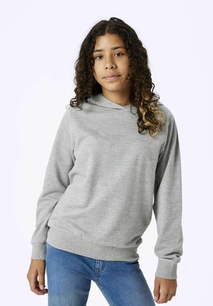 Haut de survêtement gris en tissu doux, avec une poche kangourou, un ourlet arrondi et des manches longues. Porté avec un jean bleu.