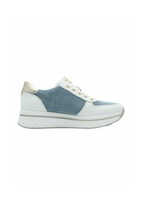 Sneaker bianco con tomaia in denim, dettagli metallici e suola texture. Il design include lacci e un tallone imbottito.