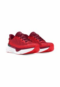 Des chaussures de sport rouges avec une tige en mesh texturé, des accents noirs et une épaisse semelle intermédiaire blanche. Comprend des lacets et un design de bout arrondi.