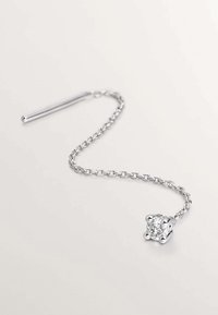 Pendiente de cadena de plata con una piedra de circonita cúbica clara montada en un engaste de cuatro garras, con un conector de barra recta.