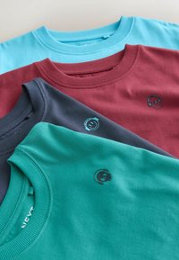 Trois sweat-shirts à col rond : turquoise, bordeaux et gris foncé. Chacun présente un emblème graphique contrastant aux couleurs assorties. Texture douce en coton.
