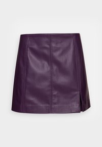 Lila läder mini kjol med vertikala sömdetaljer och en sidöppning. Slät textur, åtsittande design och utan foder.