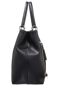 Czarna skórzana torba o teksturowanym wykończeniu, z podwójnymi uchwytami i złotym zamkiem błyskawicznym na boku. Prostokątny kształt z luźnym wierzchem.