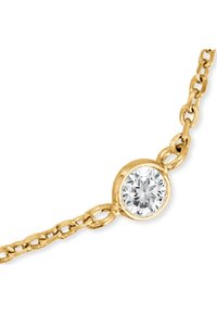 Guldkedjearmband med en rund, klar diamant i centrum som är infattad i en cirkulär fatning. Kedjelänkarna är sammanlänkade och texturerade.