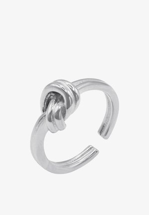 Anello aperto in argento con un dettaglio di nodo singolo nella parte anteriore e finitura liscia e lucida.