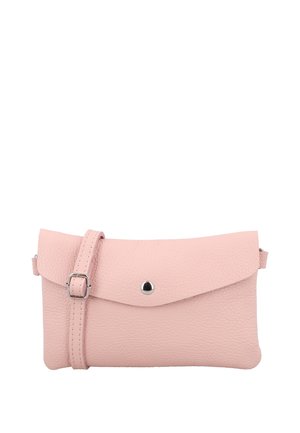 Sac bandoulière en cuir rose clair texturé avec un fermoir à bouton argenté et une sangle réglable, forme rectangulaire avec fermeture à rabat.