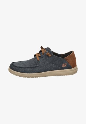 Scarpe in tessuto blu con dettagli in suede marrone, lacci piatti, suola imbottita e design a punta arrotondata. Presentano un logo sul lato.