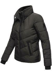 Doudoune noire avec fermeture éclair, col montant, poches latérales et panneaux texturés. Comprend des poignets en tricot et un détail de logo sur la manche.