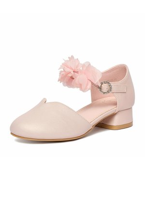 Różowy but dla malucha na niskim słupku, z kwiatowym tiulowym paskiem wokół kostki i zapięciem na klamrę z kryształkami.