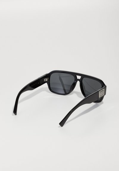 Ochelari de soare negri cu un cadru rectangular, lentile întunecate, textură din plastic neted, temple plate și detaliu metalic pe lateral.
