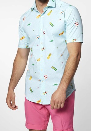 Camisa de botones de manga corta en azul claro, con una variedad de patrones coloridos inspirados en la playa, fabricada con un tejido texturizado y un diseño sutil.