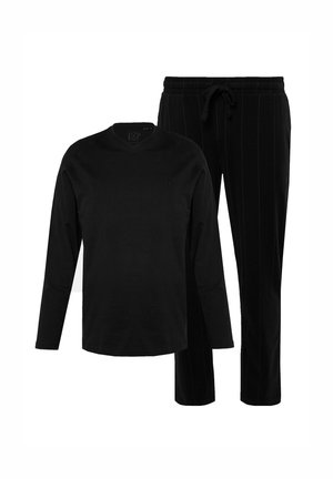 Schwarzes Langarmshirt mit V-Ausschnitt und Logo, dazu passende schwarze Hose mit Nadelstreifen und elastischem Bund.