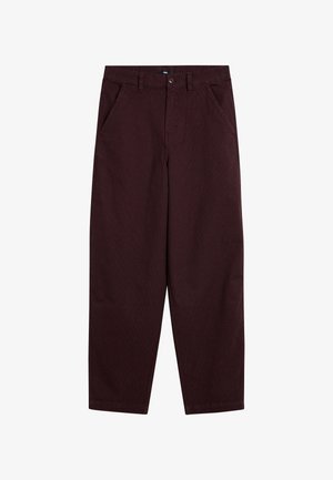 Un pantalon bordeaux en tissu texturé, avec une fermeture à bouton, des passants pour ceinture et des poches latérales. Coupe droite avec des détails minimaux.