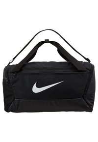 Czarna torba typu duffel o gładkiej teksturze, z wyraźnym białym logo Nike Swoosh, podwójnymi uchwytami na górze oraz dwoma zamykanymi na zamek komorami.