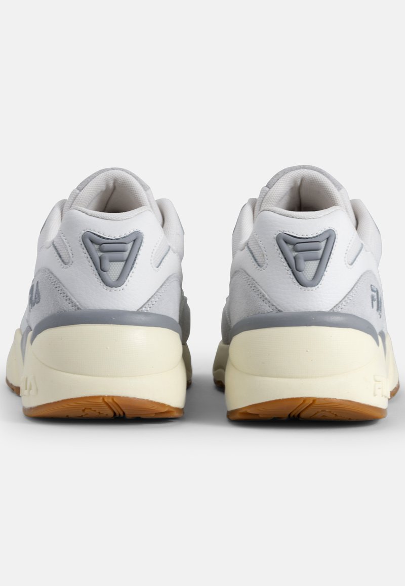 Weiße und graue Sneakers mit einer strukturierten oberen Fläche, gepolsterter Sohle und Gummilaufsohle. Verfügt über ein Logo-Detail an der Ferse.