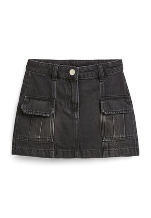 Sort denim mininederdel med knapper foran, bæltestropper og to store klaplommer på hver side.