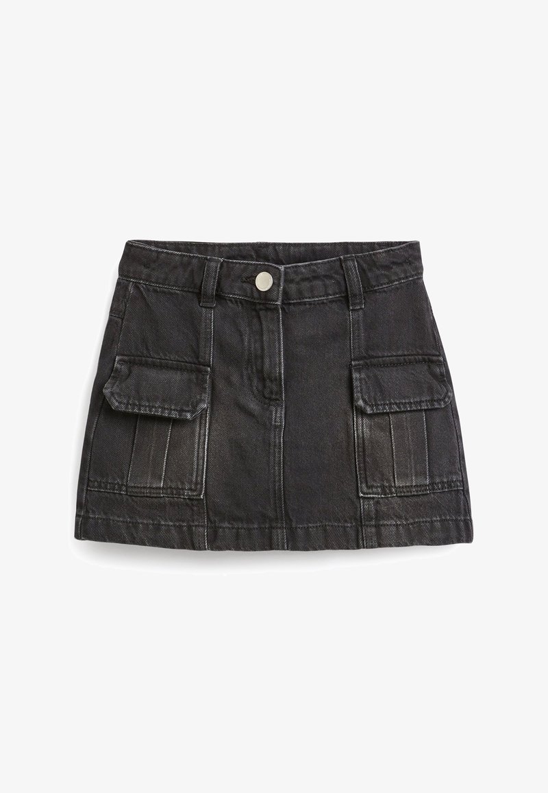 Mini-jupe en denim noir avec boutons sur le devant, passants pour ceinture et deux grandes poches à rabat de chaque côté.