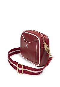 Borsa a tracolla in pelle sintetica rossa con accenti bianchi, forma quadrata, zip dorata e tracolla regolabile a righe. Presenta una tasca frontale.