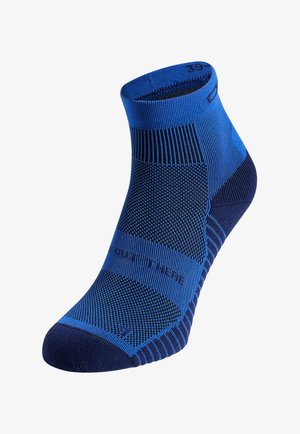Chaussette cheville bleue et noire avec zones de ventilation à motifs et bande de soutien élastique de la voûte plantaire.