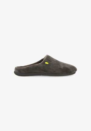 Zapatilla de tela gris con una textura suave, forma redondeada, abertura en la parte posterior y detalle en amarillo. La suela negra proporciona estabilidad y agarre.