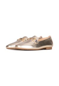 Metalen gouden loafers met een gladde textuur, ronde neus en decoratieve gouden kettingaccenten aan de voorkant. Platte zolen en een minimaal ontwerp.