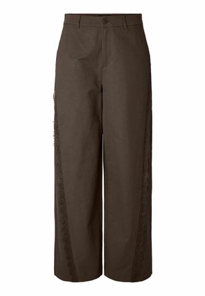 Pantalon large marron taille haute, avec bouton sur le devant et des détails en dentelle le long des côtés extérieurs de chaque jambe.