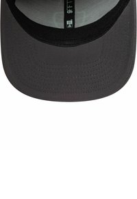 Schwarze Baseballkappe mit sichtbarer Naht und Mesh-Stoff innen, auf dem das Label "9FIFTY" zu sehen ist.
