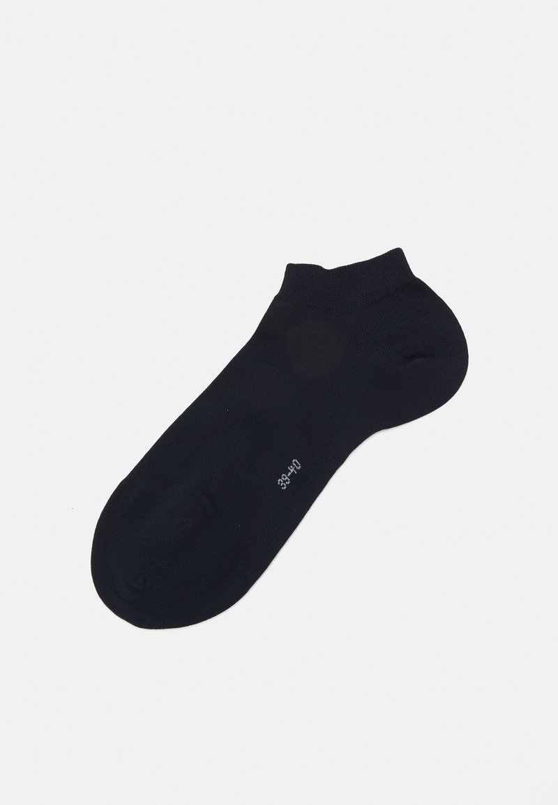 Calcetín de algodón negro hasta el tobillo con textura suave, puño acanalado y una etiqueta de tamaño impresa en el costado. Diseñado para comodidad y ajuste.