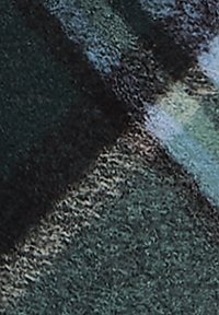 Tekstura tkaniny w głębokich odcieniach zieleni i niebieskiego; posiada abstrakcyjne wzory oraz różnorodne powierzchnie, które tworzą wizualną głębię i zainteresowanie.