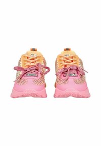 Paire de baskets en mesh rose et orange avec des lacets noués en nœuds, vues de face sur un fond blanc.