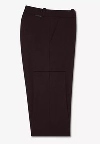 Pantalons noirs ajustés avec pli avant, passants de ceinture et une petite étiquette logo près de la taille, présentés à plat sur un fond blanc.