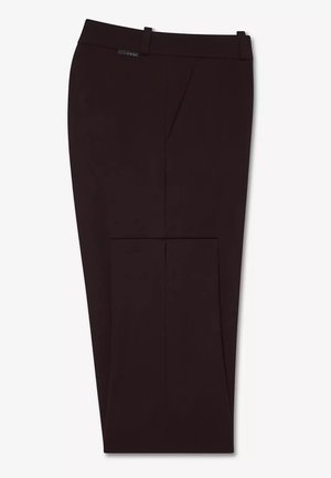 Pantaloni neri su misura con piega frontale, passanti per cintura e un piccolo logo vicino alla vita, mostrati distesi su uno sfondo bianco.