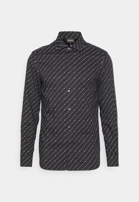 Czarna koszula z długim rękawem o dopasowanym kroju; posiada diagonalny biały wzór i zapięcie na guziki. Wykonana z gładkiej tkaniny.