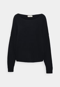 Maglione nero in maglia con scollo ampio a barca, spalle scese e maniche lunghe. Morbida texture, vestibilità corta e dettagli minimi.