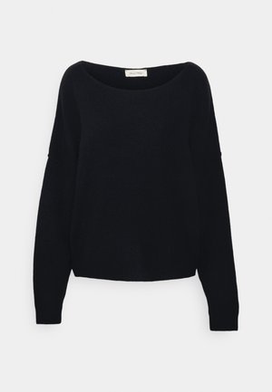 Suéter negro de punto con un escote amplio, hombros caídos y mangas largas. Textura suave y un ajuste relajado y corto.