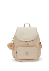 Zaino beige con finitura texturizzata, chiusura a pattina, tasca frontale, tasca laterale e un portachiavi a forma di scimmia in peluche attaccato.