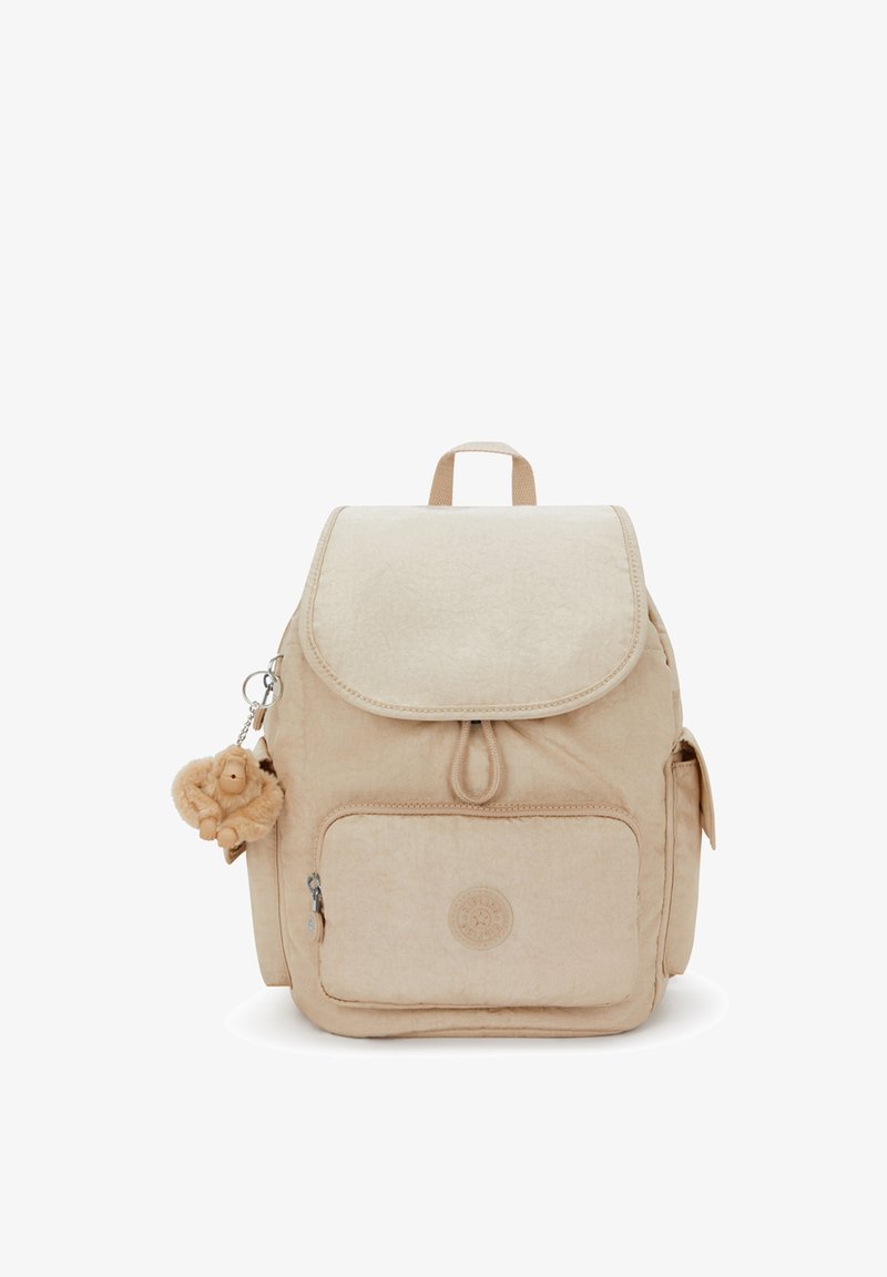 Zaino beige con finitura texturizzata, chiusura a pattina, tasca frontale, tasca laterale e un portachiavi a forma di scimmia in peluche attaccato.