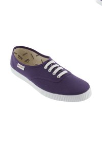 Baskets montantes en toile violette avec semelle en caoutchouc blanc et lacets blancs, arborant une petite étiquette en tissu "Victoria" sur le côté.