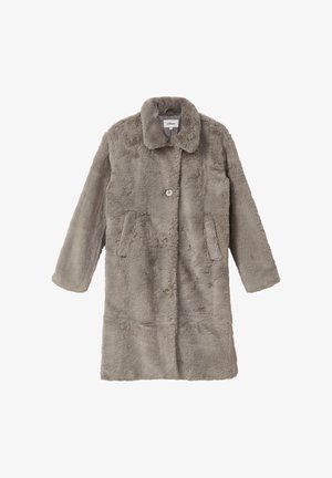 Szary, puszysty płaszcz z sztucznego futra z kołnierzem, dwoma bocznymi kieszeniami, zapięciem na guziki i luźnym krojem. Miękka tekstura, design o średniej długości.